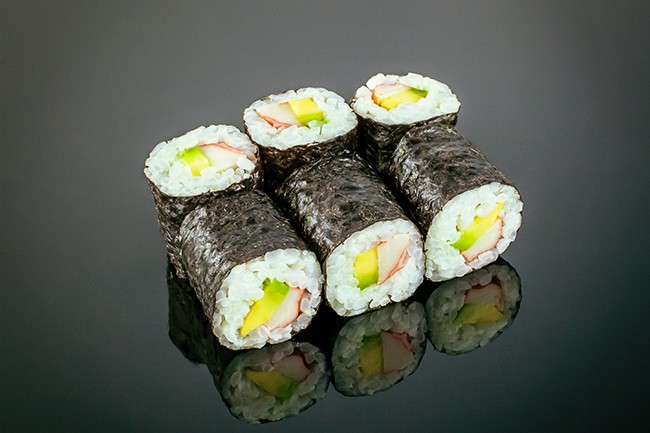 Maki California ( 6 Stück) mit Surimi und Avocado. - YAMA Sushi